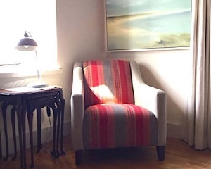 Wadenhoe Accent chair in Andrew Martin Las Salinas with arms in Lundy Linen